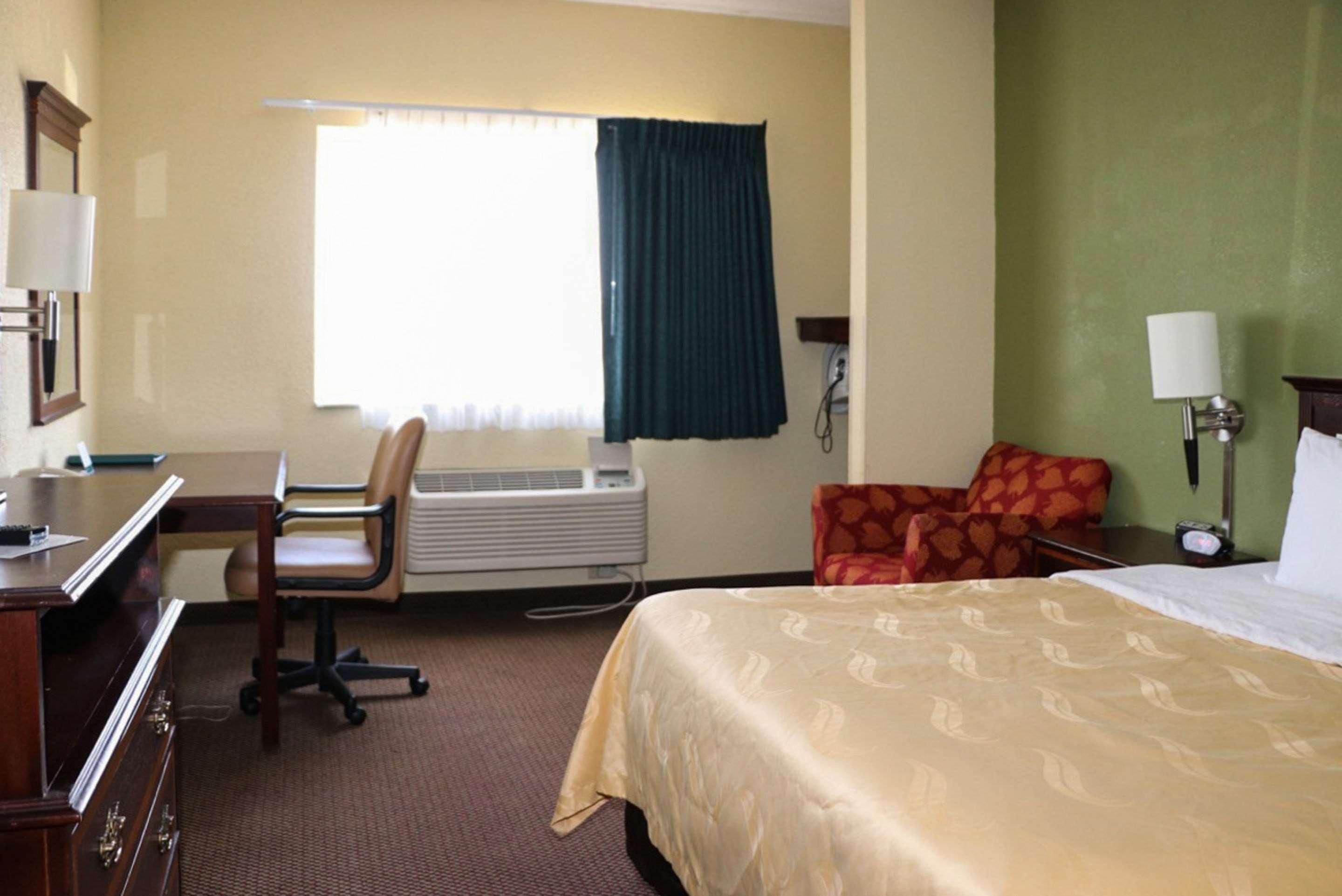 Quality Inn East Эвансвилл Экстерьер фото
