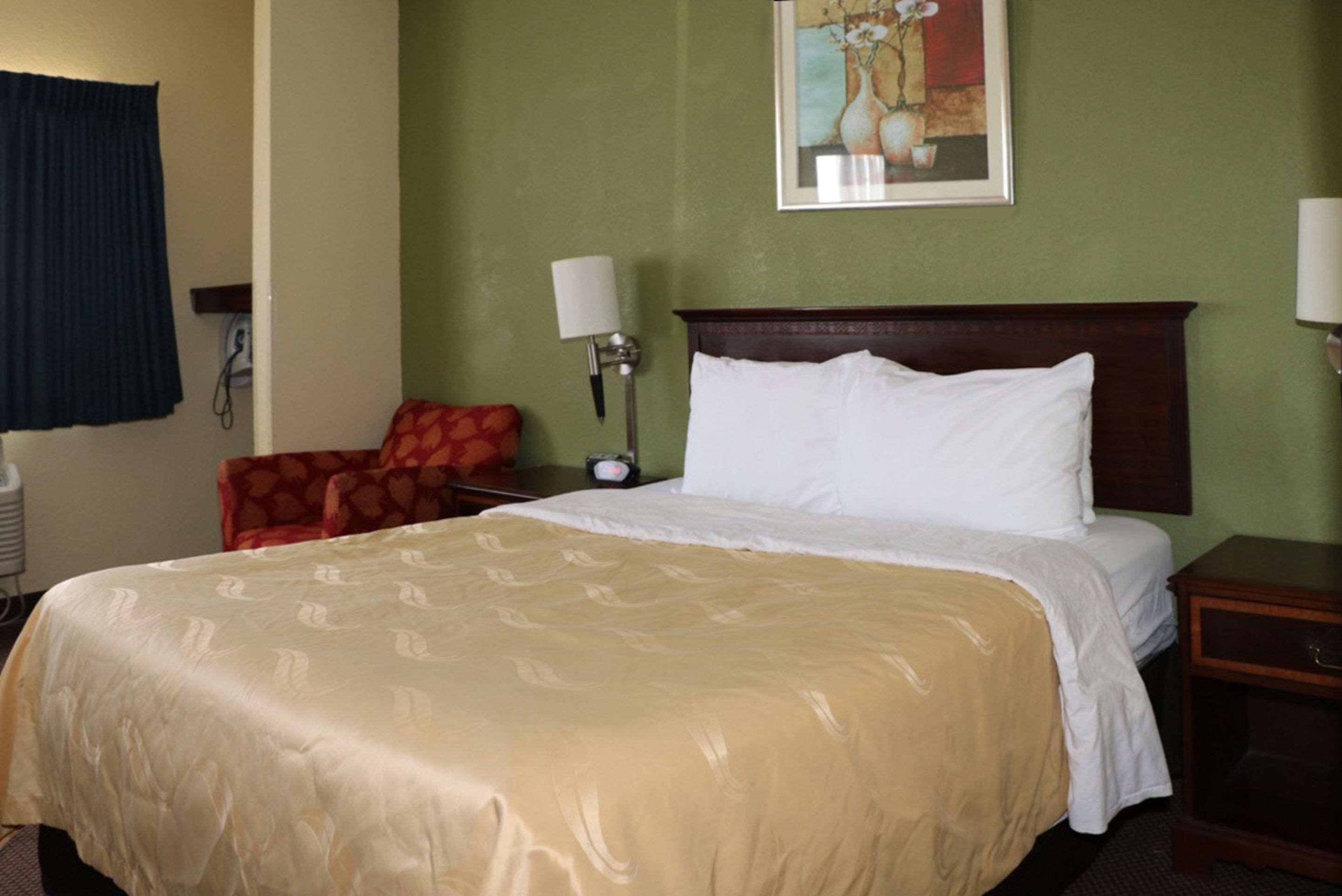 Quality Inn East Эвансвилл Экстерьер фото