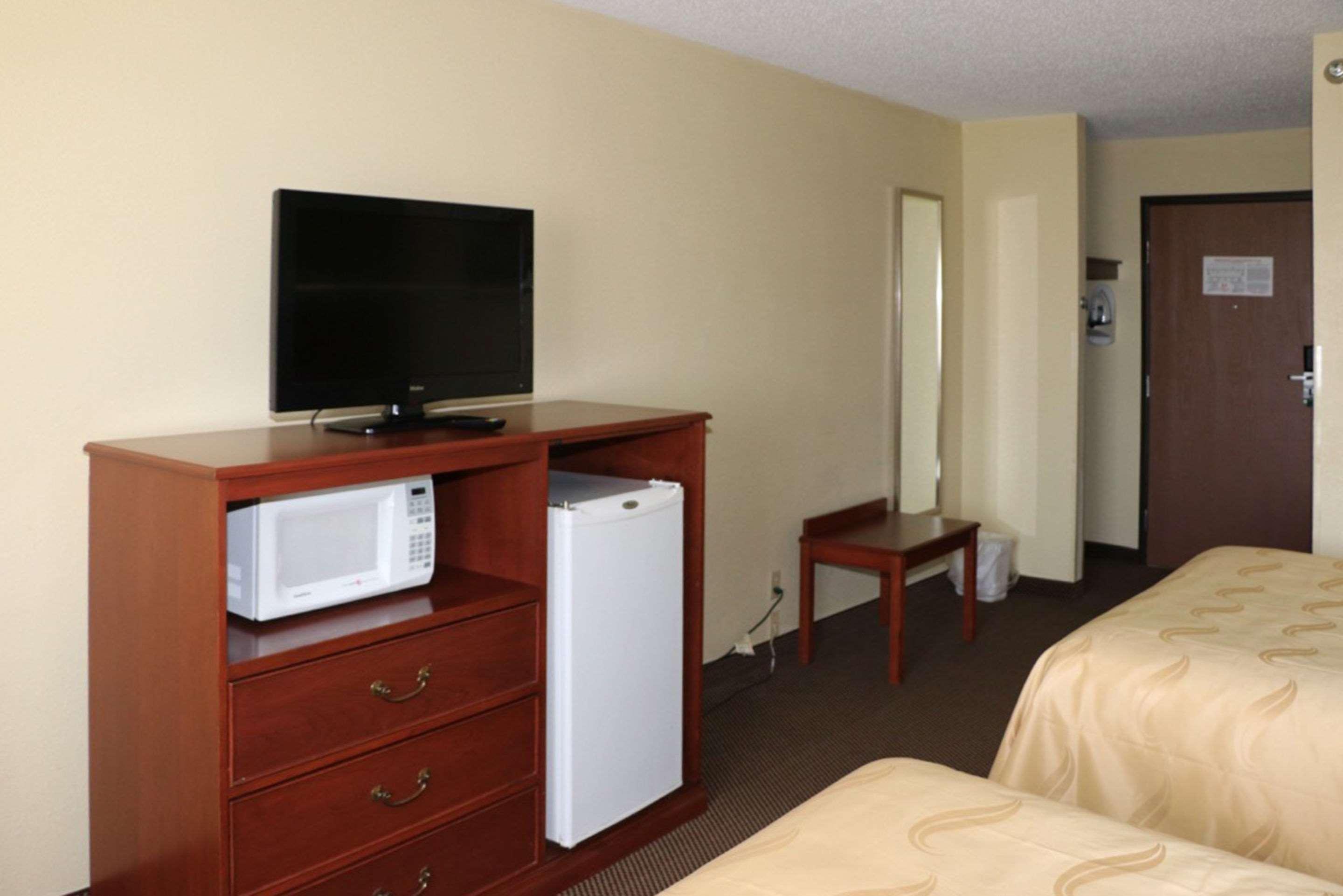 Quality Inn East Эвансвилл Экстерьер фото