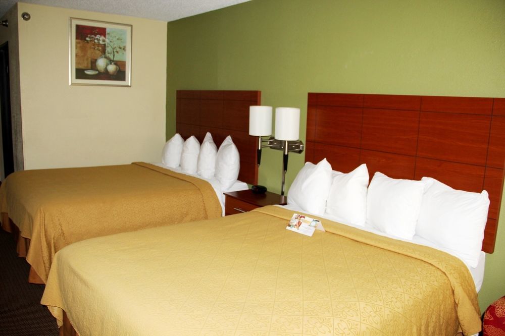 Quality Inn East Эвансвилл Экстерьер фото