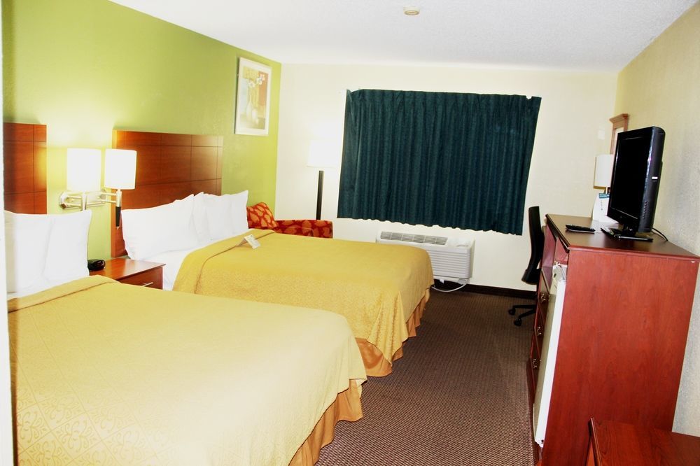 Quality Inn East Эвансвилл Экстерьер фото