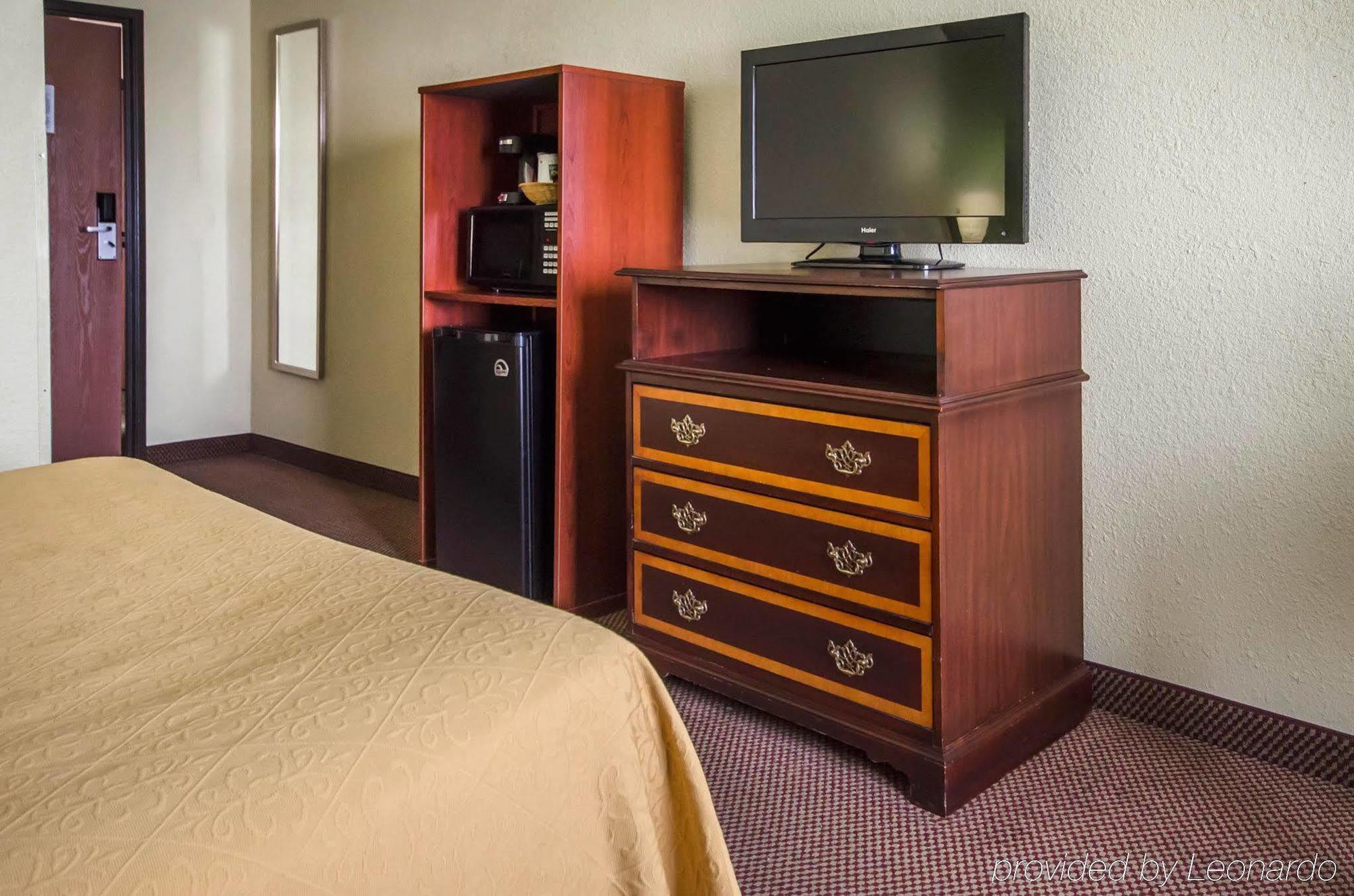 Quality Inn East Эвансвилл Экстерьер фото
