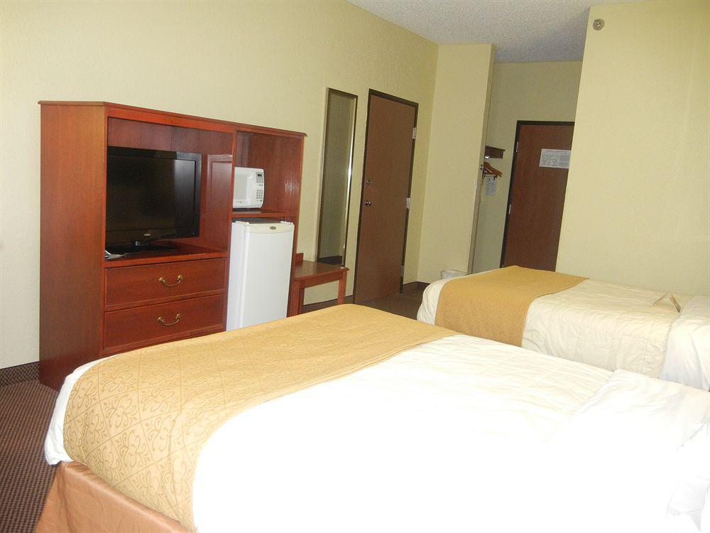 Quality Inn East Эвансвилл Экстерьер фото