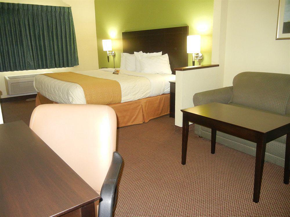 Quality Inn East Эвансвилл Экстерьер фото